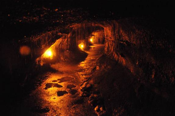Um túnel de lava, no Volcanoes National Park, em Volcano, na Big Island, no Havaí